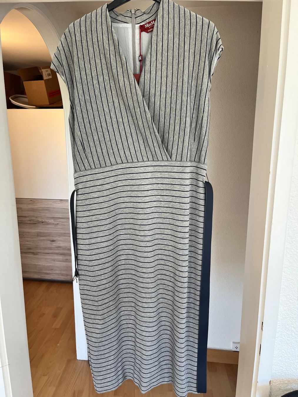 Vestiti: Max Mara Studio Élégante Robe Été Rayée Neuve Taille L – Nuovo e nell'imballaggio originale da Vufflens-la-Ville venduto da lor_m7td