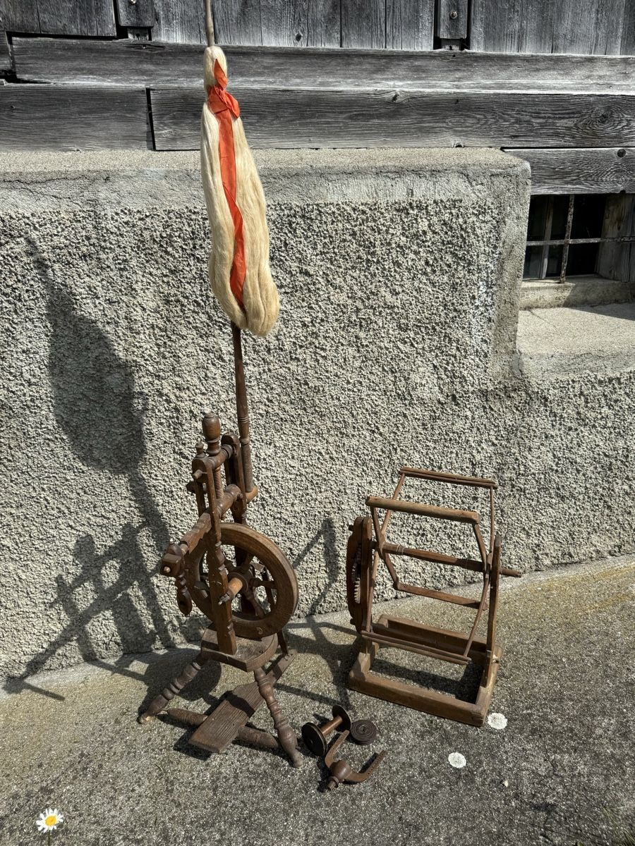 Ruote per filare: Spinnrad mit Zubehör – Difettoso da Appenzell Eggerst. venduto da Koer85