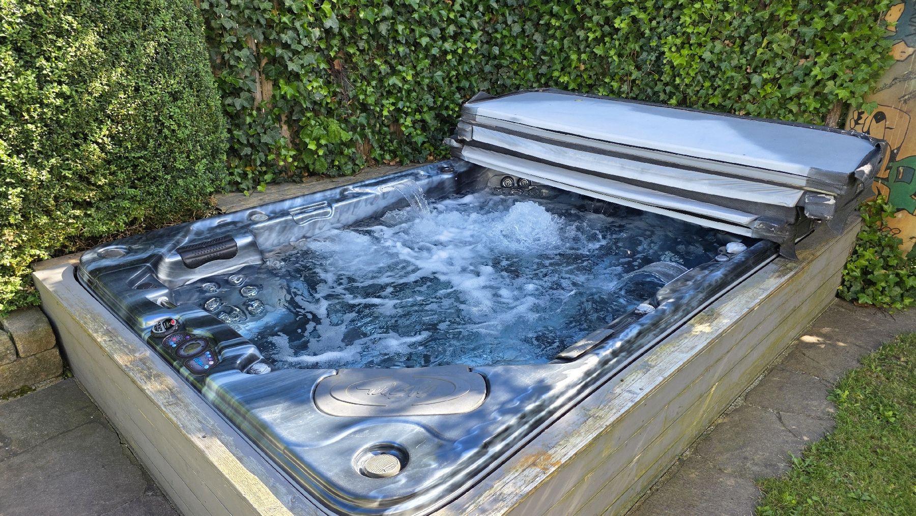 Whirlpool: Whirlpool 9 Plätzer mit Massagedüsen und Wasserfall – Usato da Buttwil venduto da mar_7hcv 5