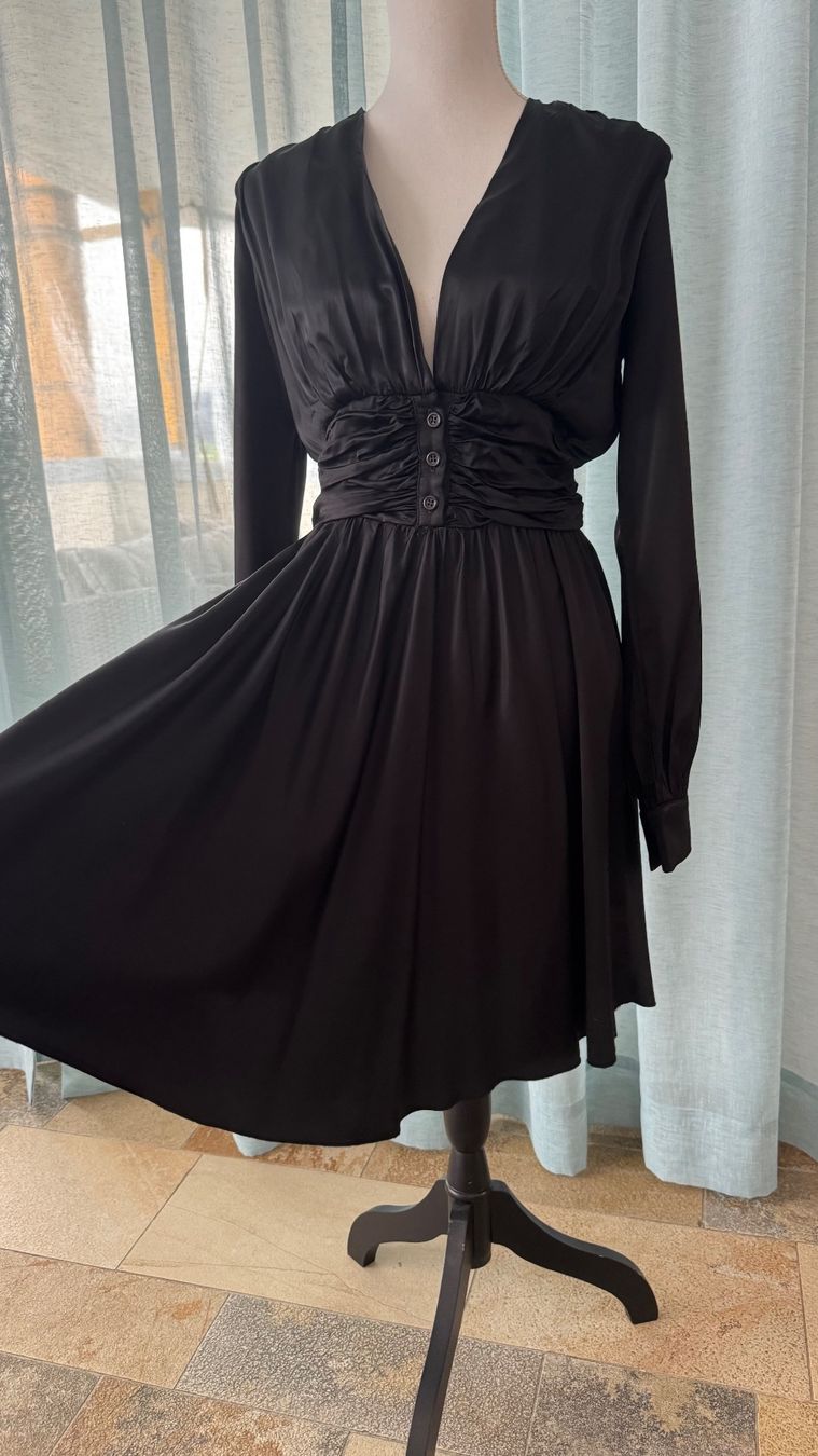 Kleider: New Satin Dress M – Neu (gemäss Beschreibung) aus Altendorf von Ro 2