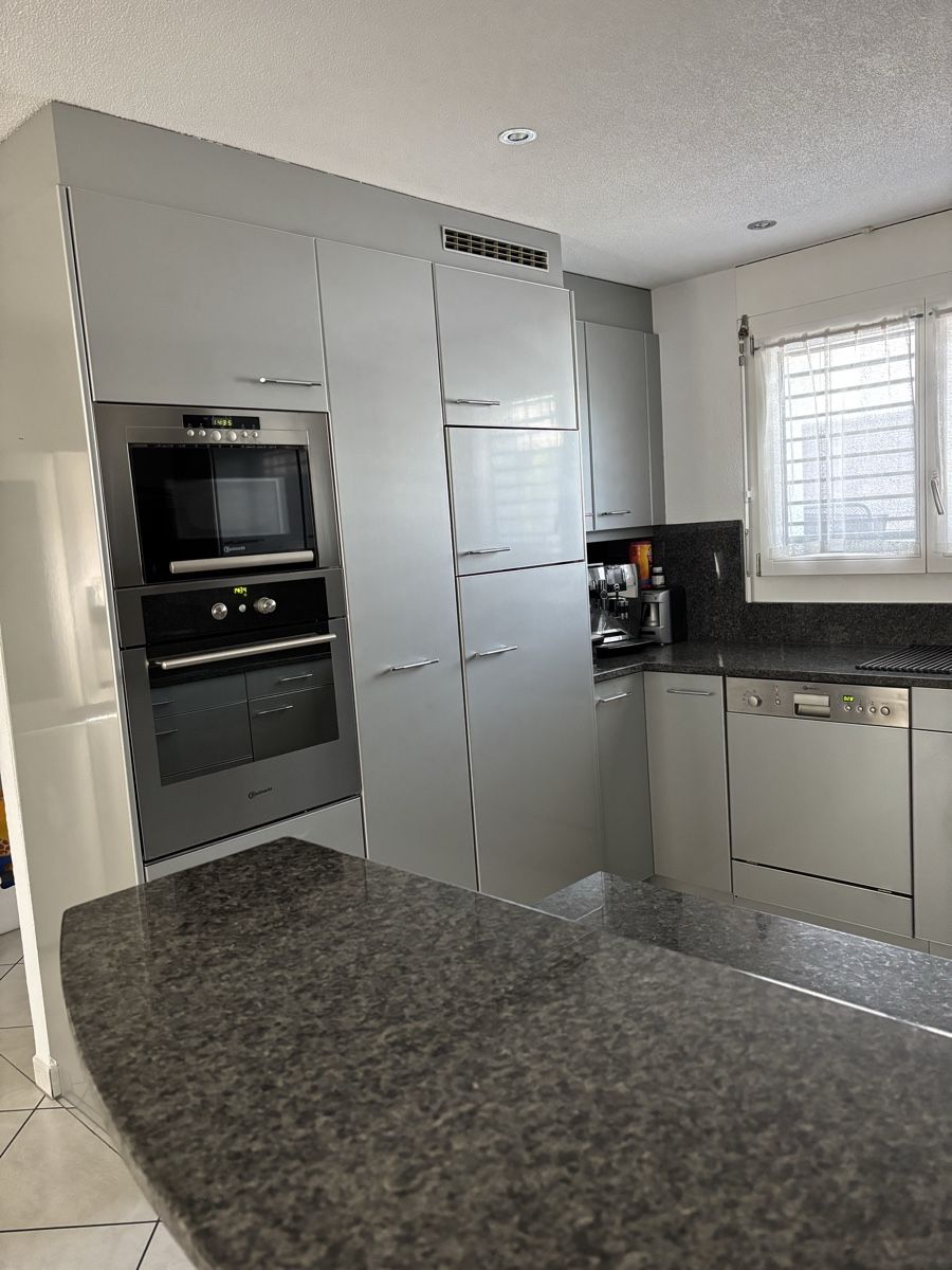 Cuisines complètes: Küche grau Hochglanz  mit Granitarbeitsplatte – D'occasion à Bassersdorf par Ohobby 2