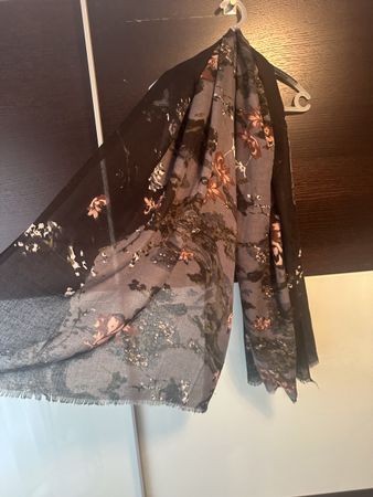 Herbstlicher Schal mit Blumenmuster, schwarz/grau