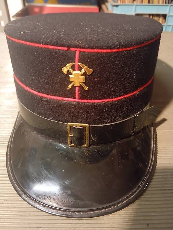 Copricapi, berretti & cappellini: Uniform Hut Feuerwehr – Usato da Basel venduto da Petergunn