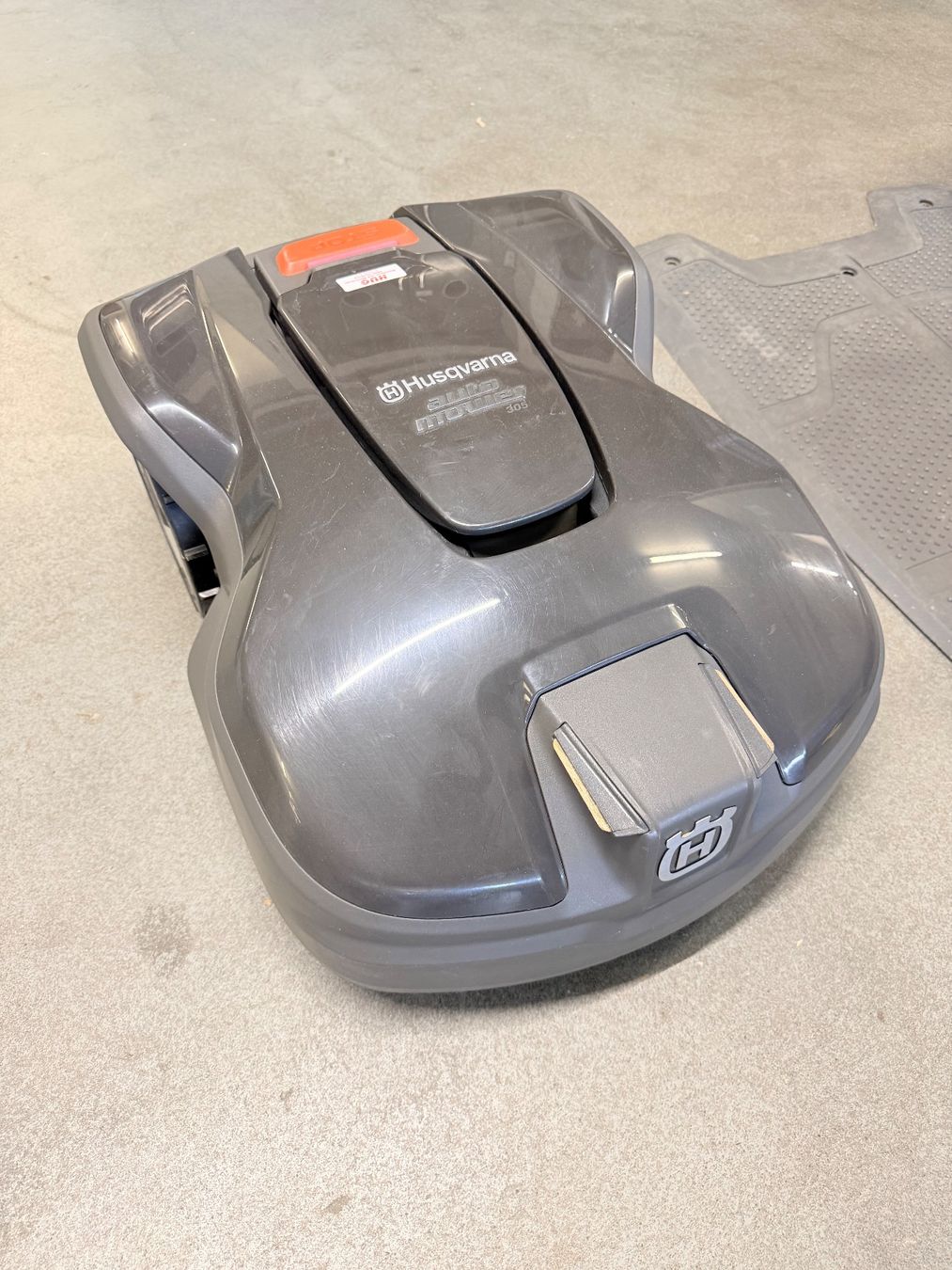 Husqvarna Tondeuses à gazon: Husqvarna AutoMower 305 mit Garage – D'occasion à Lenzburg par billistar