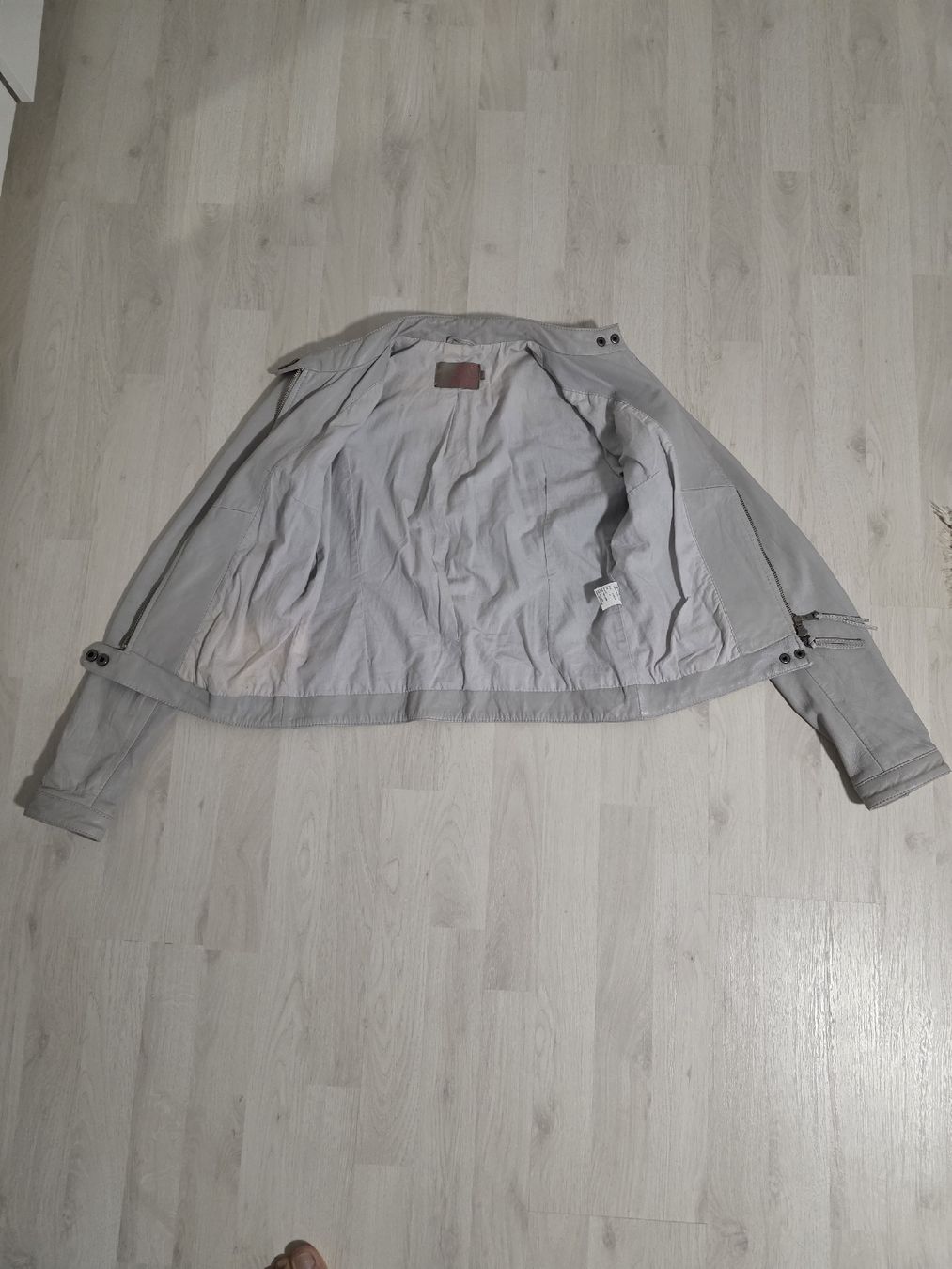 Jacken: Damen-Echtlederjacke Saint Tropez hellgrau Grösse M  – Gebraucht aus Schöftland von Aktion56 3