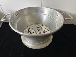 Vintage Löcherbecken aus Aluminium. 27 cm