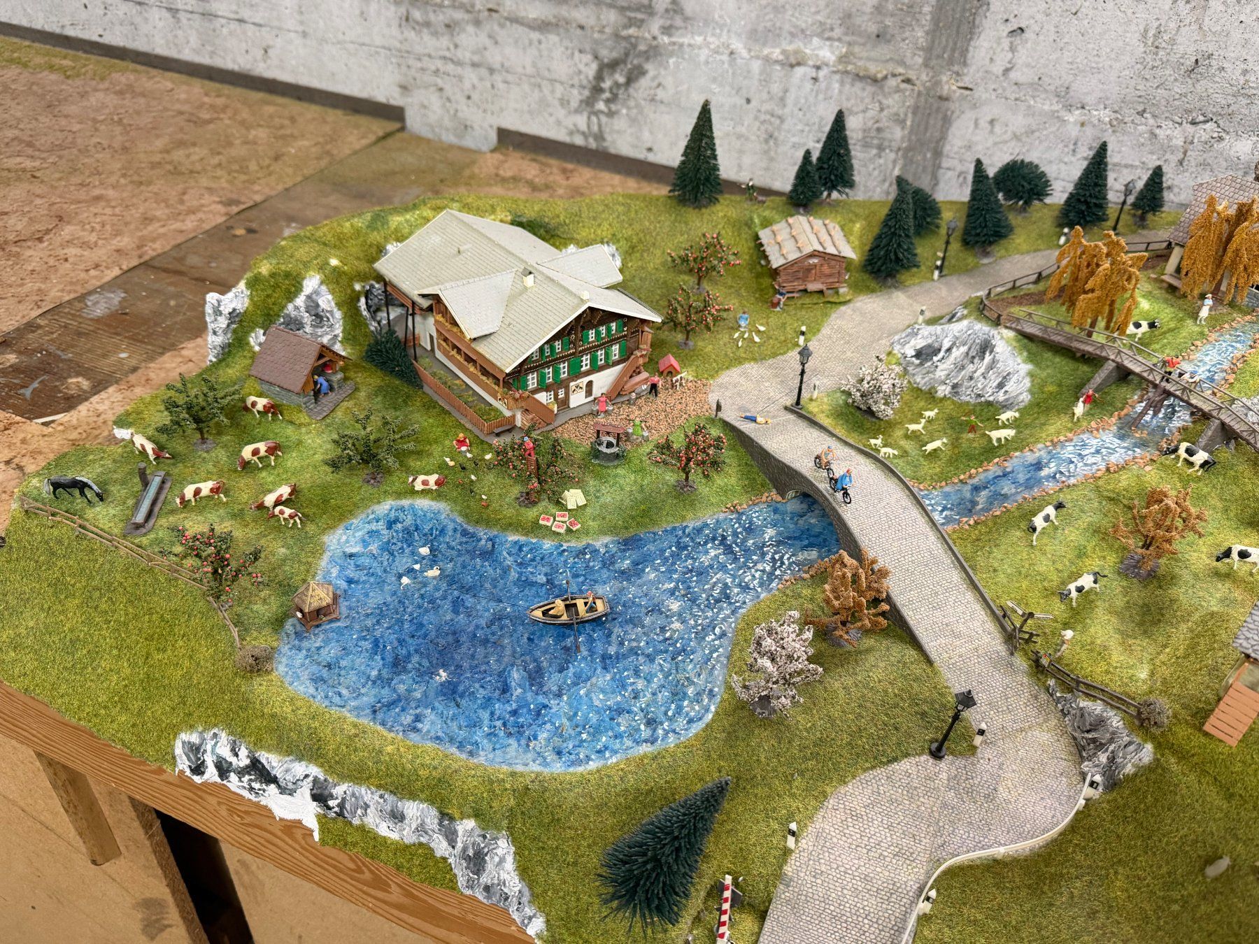 Modellini di ferrovie: Maquette paysage de train HO maison avec éclairage intérieur – Usato da Moutier venduto da Bora33 5