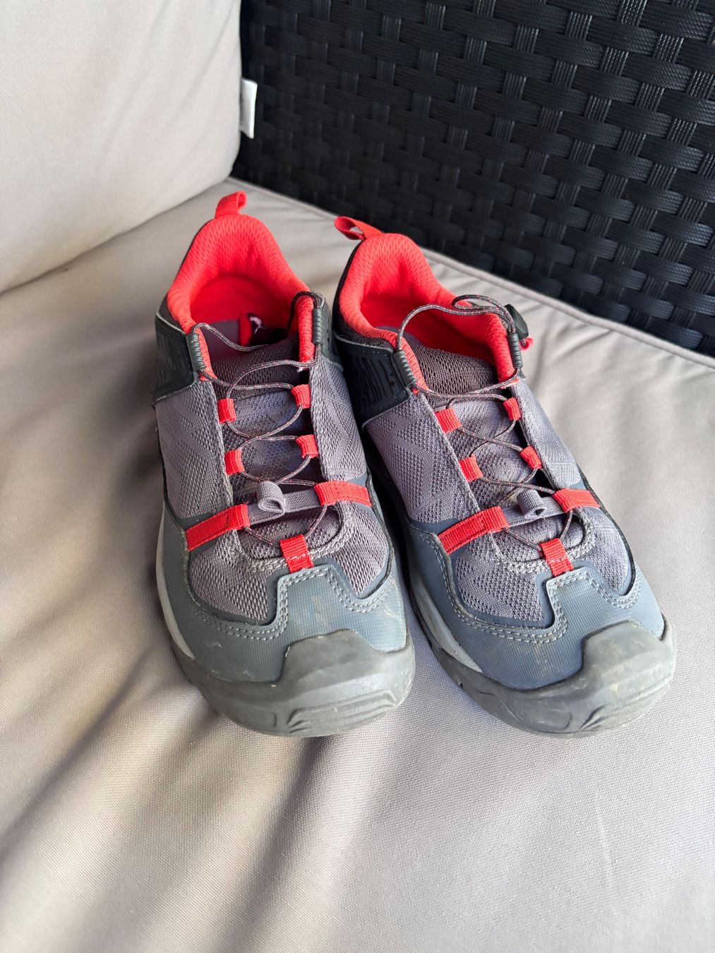 Decathlon Chaussures hommes: Quechua Wanderschuhe Grau Rot Grösse 36 – D'occasion à Zürich par engebrunau 1