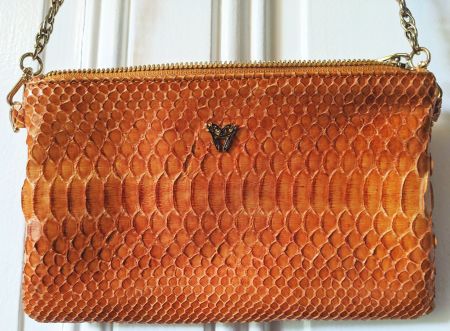 Sac à bandoulière / Pochette en cuir orange façon serpent