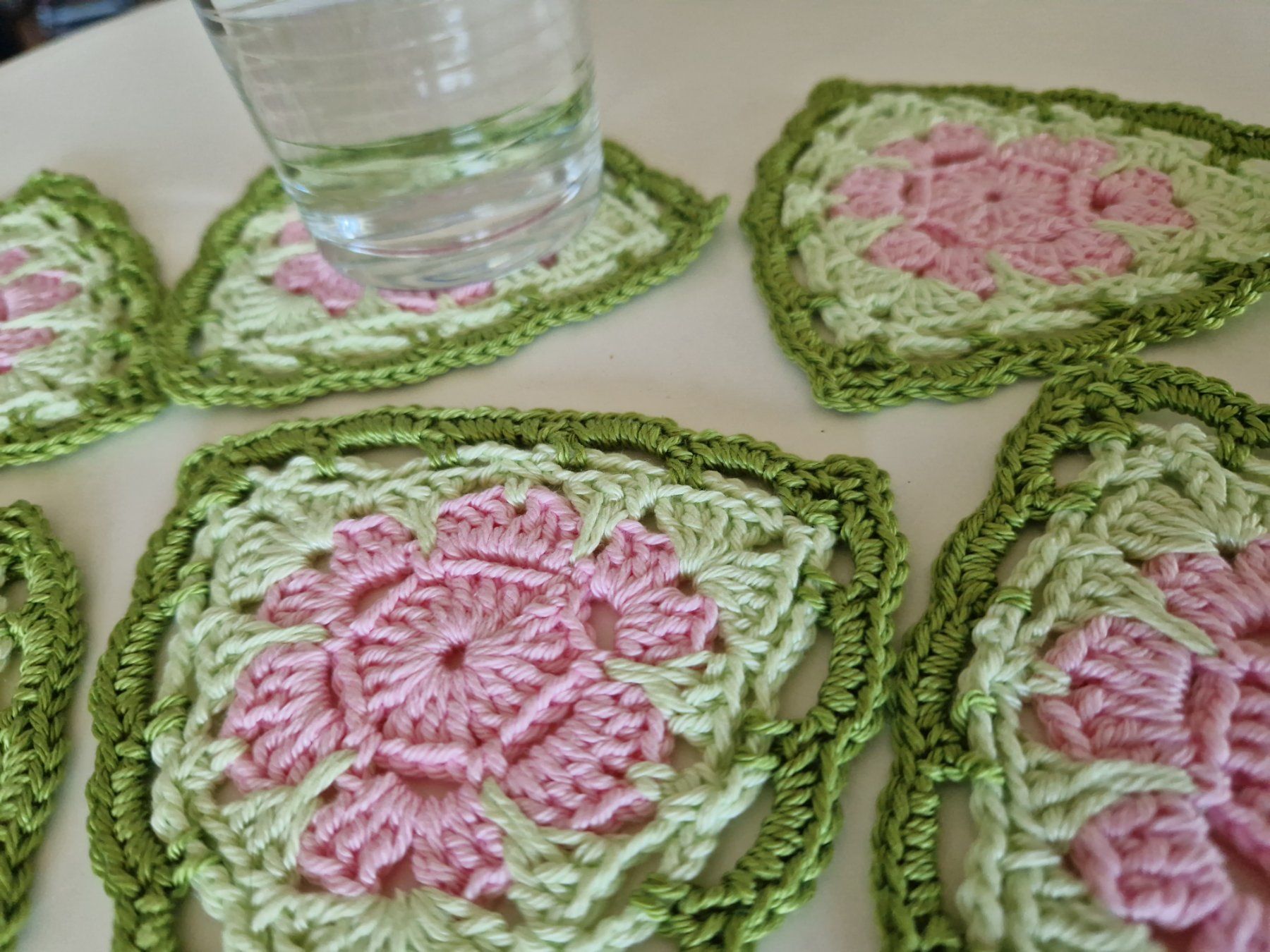 Alle Dekorationen: 6 gehäkelte Untersetzer, Coaster Blume 'Spring' Handmade – Neu (gemäss Beschreibung) aus Neuhausen am Rheinfall von Alchimista