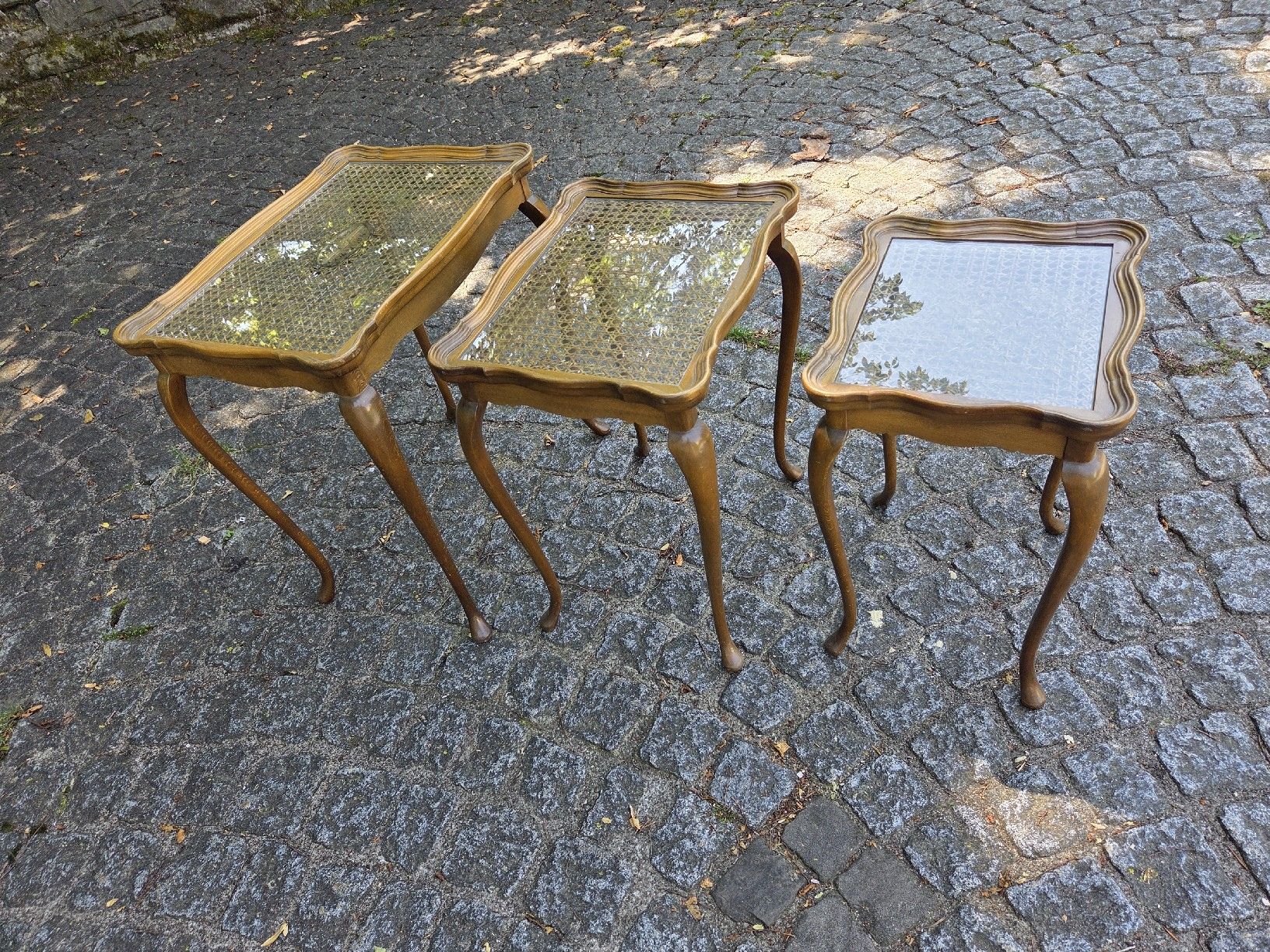Set di tavolo e panche: antike Beistelltische Set – Usato da Wädenswil venduto da weihpos