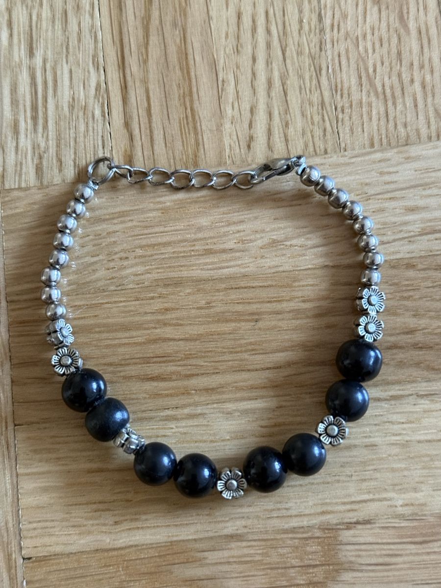 Bracelets: Armband schwarze Perlen mit Silberperlen und Blüten – D'occasion à Zürich par rapido06
