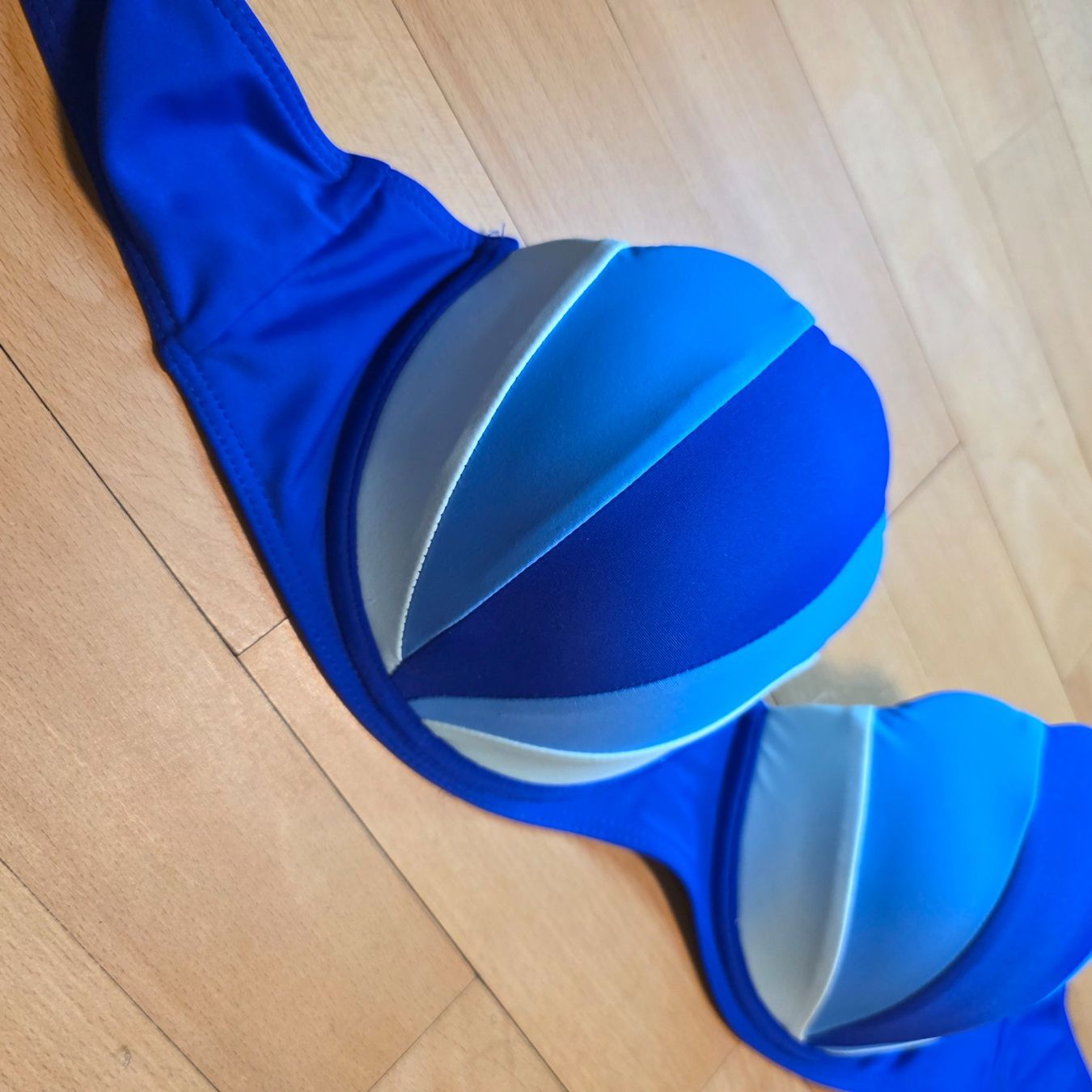 Costumi da bagno & Bikini: Blaues Bikini Oberteil Gr. L Top Zustand – Usato da Wald ZH venduto da CapLux 1
