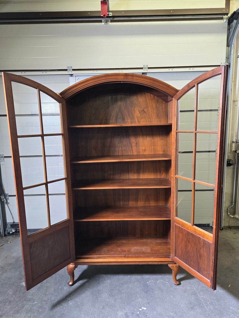 Vitrinen: Vitrinenschrank aus Holz – Gebraucht aus Schleinikon von Swiss1930 2