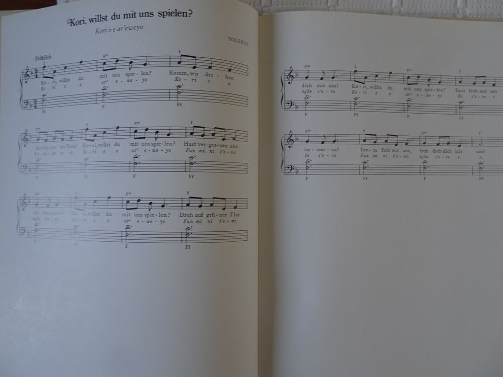 Livres: Kinder der Welt und ihre Lieder, Buch und LP – D'occasion à Bünzen par margretsch 2