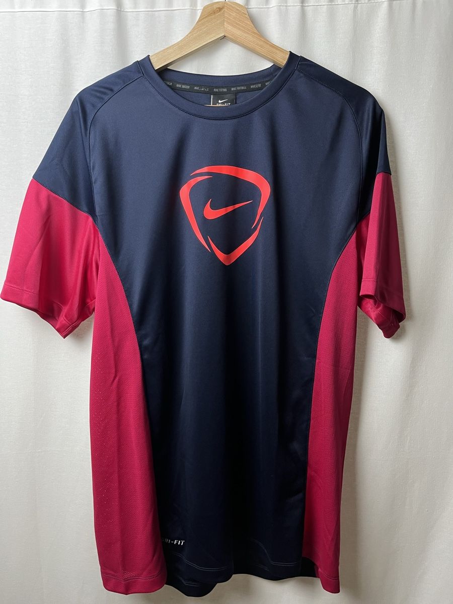 Nike T-shirt: T-shirt Nike bleu et rouge – Nuovo (secondo la descrizione) da Les Avanchets venduto da lunedeneige.shop