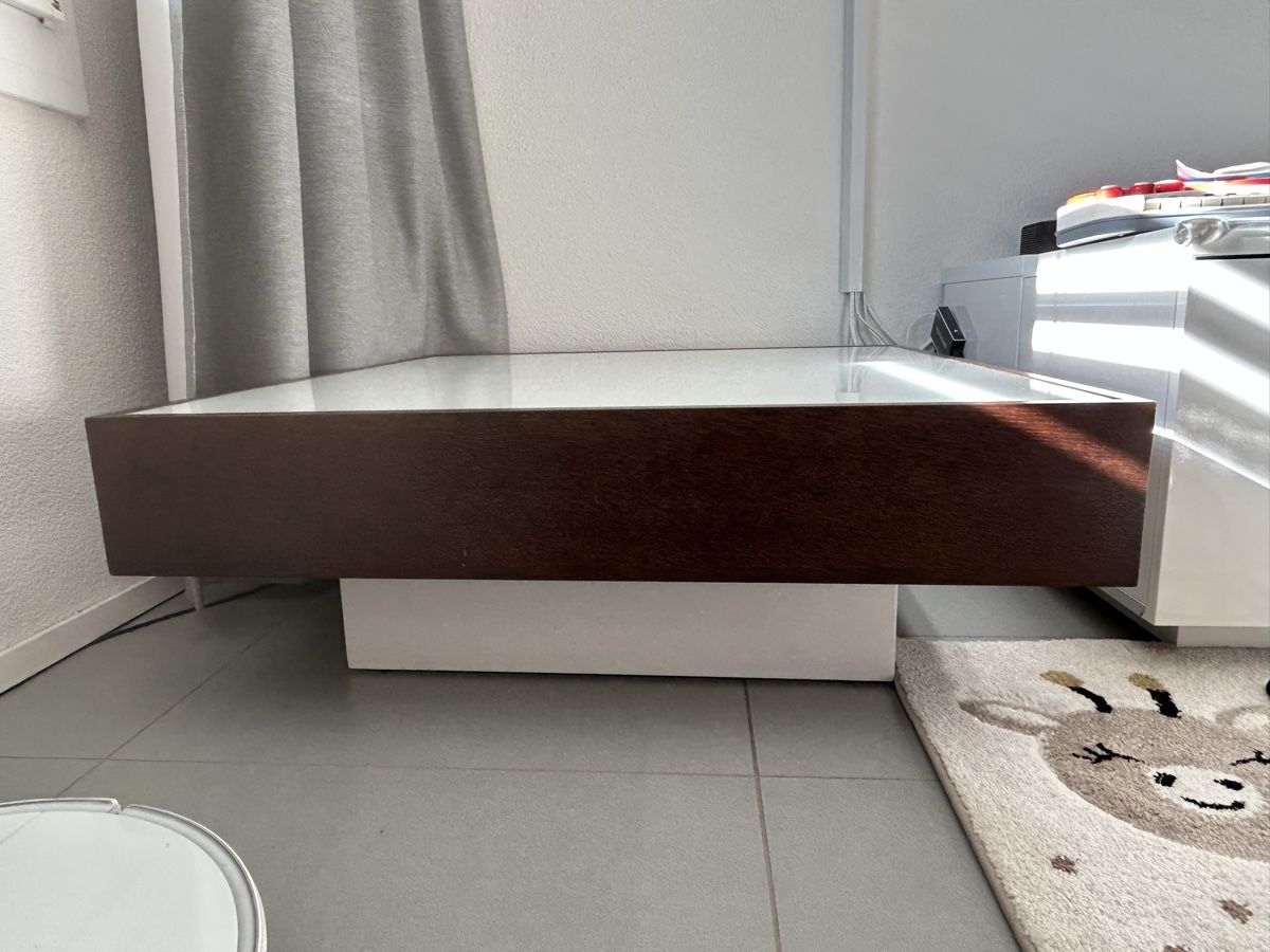 Tische: Glass-Top Coffee Table - Modern Design – Gebraucht aus Dübendorf von sarniacz 1