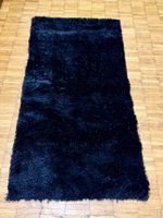 schwarzer Teppich mit glänzenden