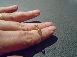 Ring goldfarbig Blume