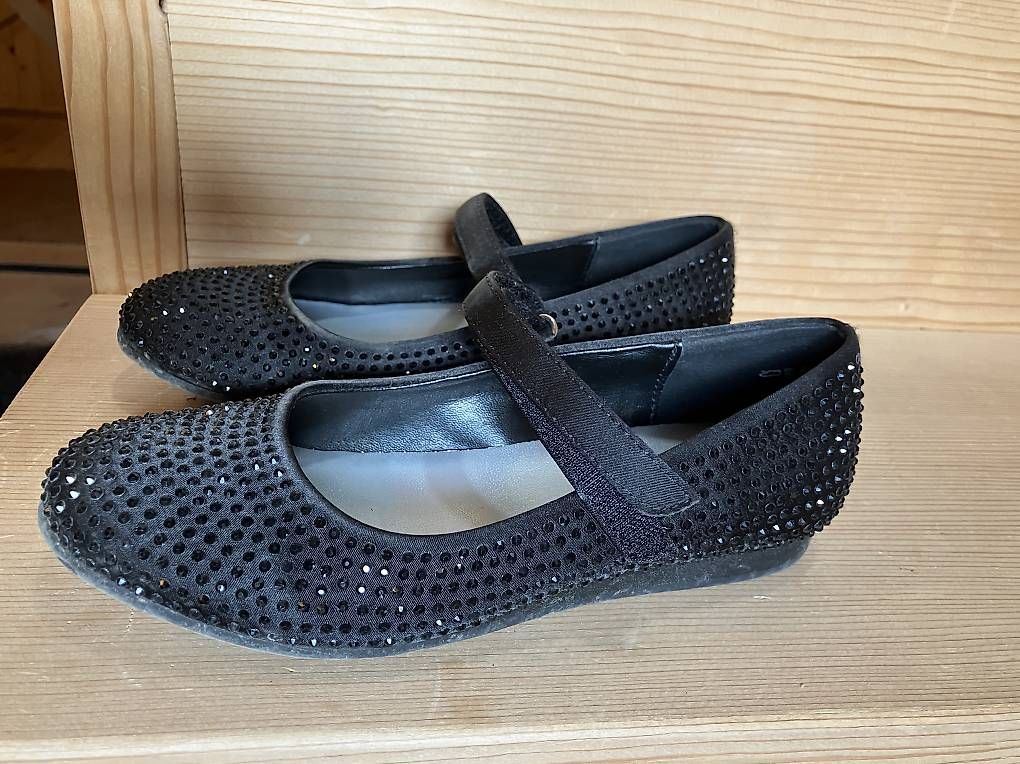 Scarpe per ragazze: Ballerinas schwarz Gr.33 – Usato da Brunnadern venduto da Bumlebee 1
