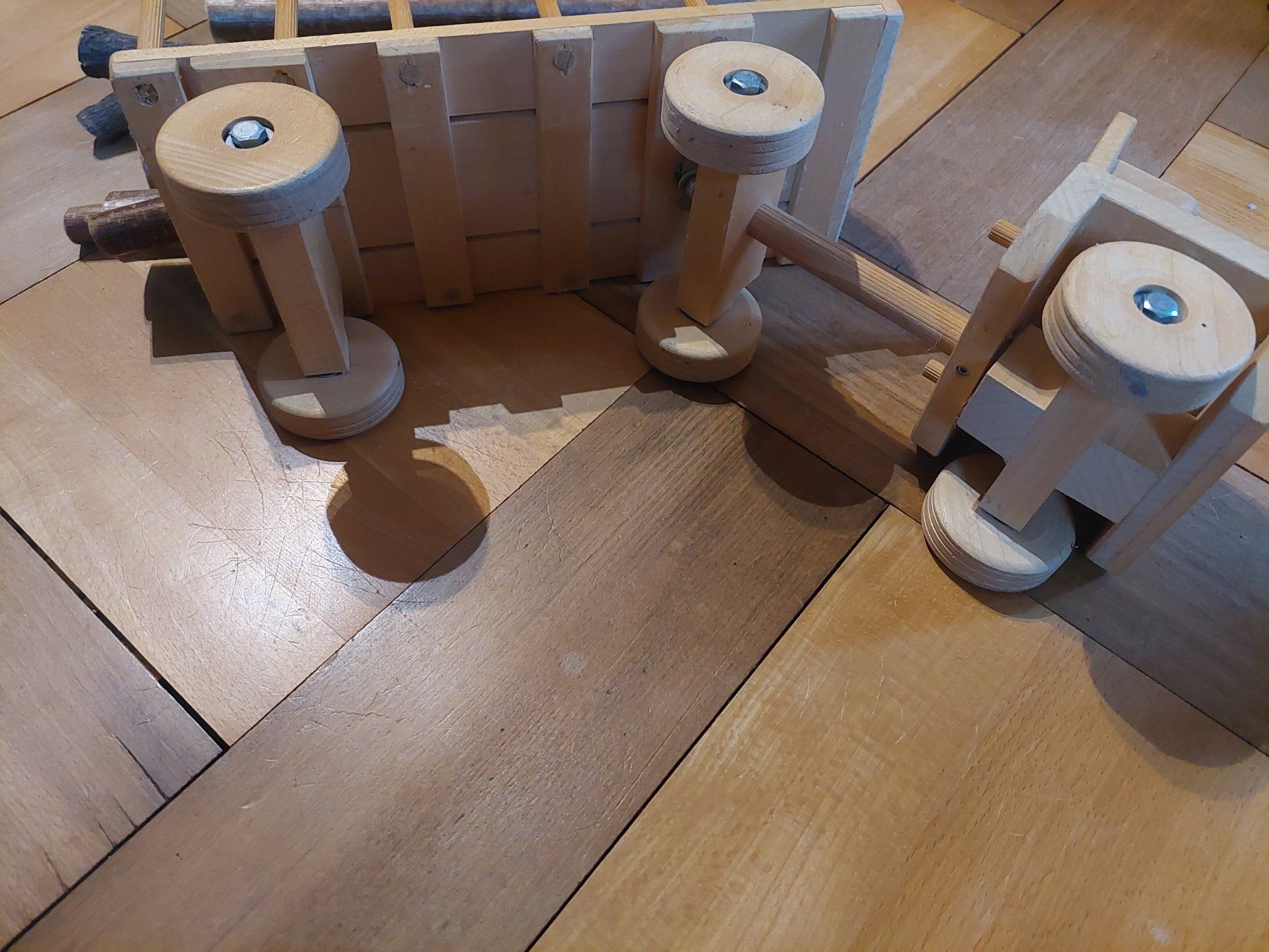 Spielzeuge: Holztransporter / LKW Baumstämme – Gebraucht aus Beckenried von Havacola 8
