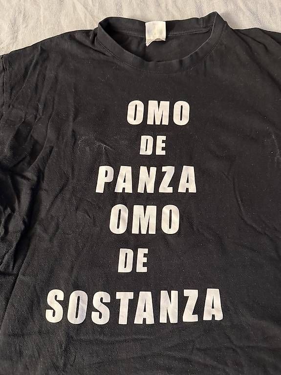 T-Shirts: Schwarzes T-Shirt mit Print  – Gebraucht aus Wädenswil von dom_pz5d 1