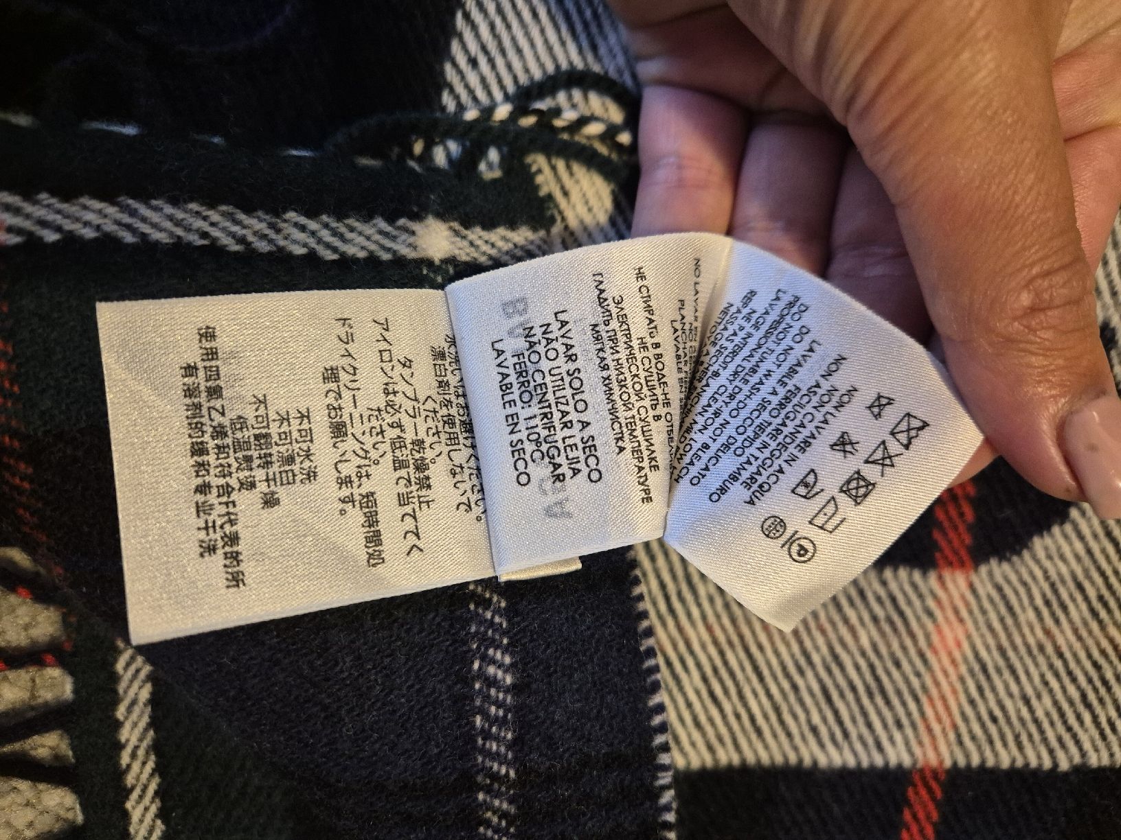 Balenciaga Foulard & Sciarpe: Balenciaga Schal aus Wolle – Nuovo (secondo la descrizione) da St. Gallen venduto da eli_c2kr 3