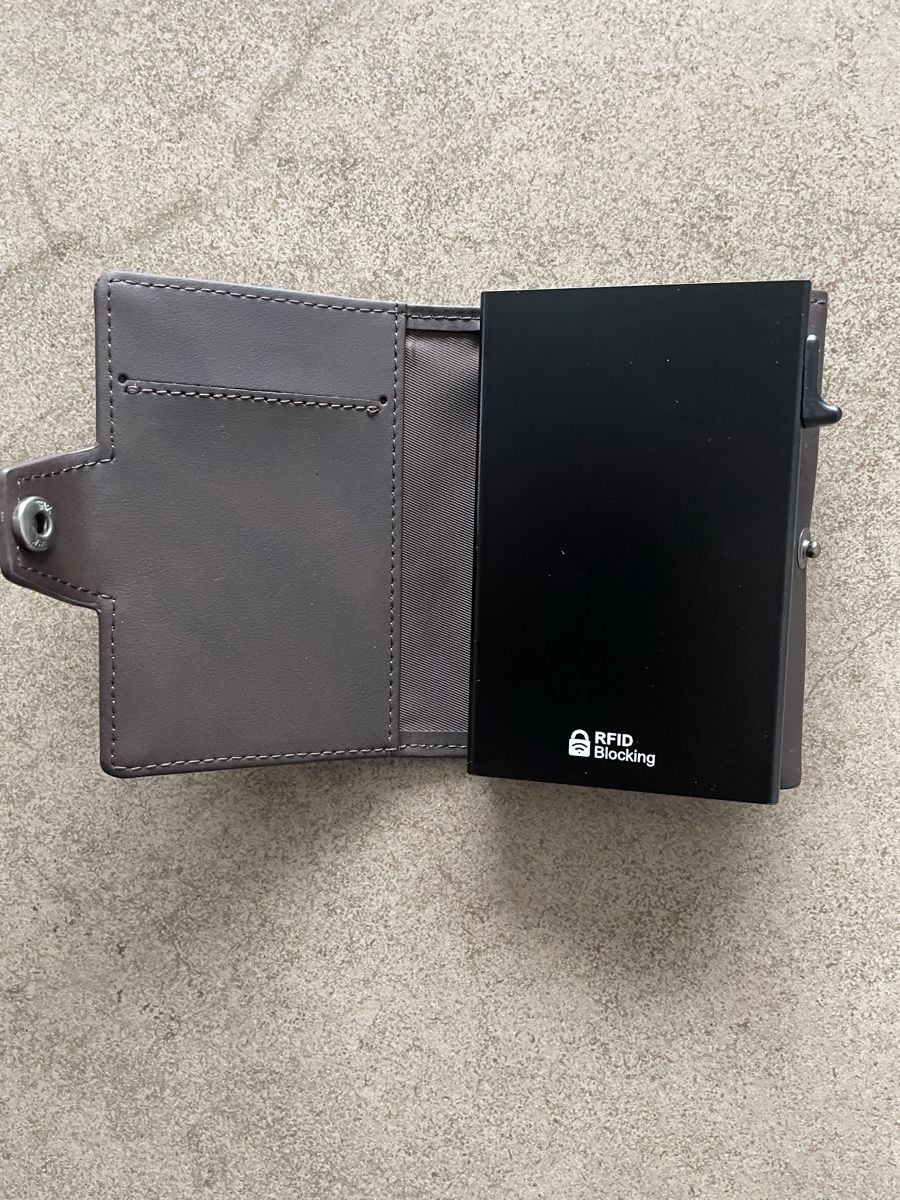 Altro in  Abbigliamento & Accessori: Kartenetui mit RFID Schutz,  neu, braun – Nuovo e nell'imballaggio originale da Bronschhofen venduto da Sommernacht03 1