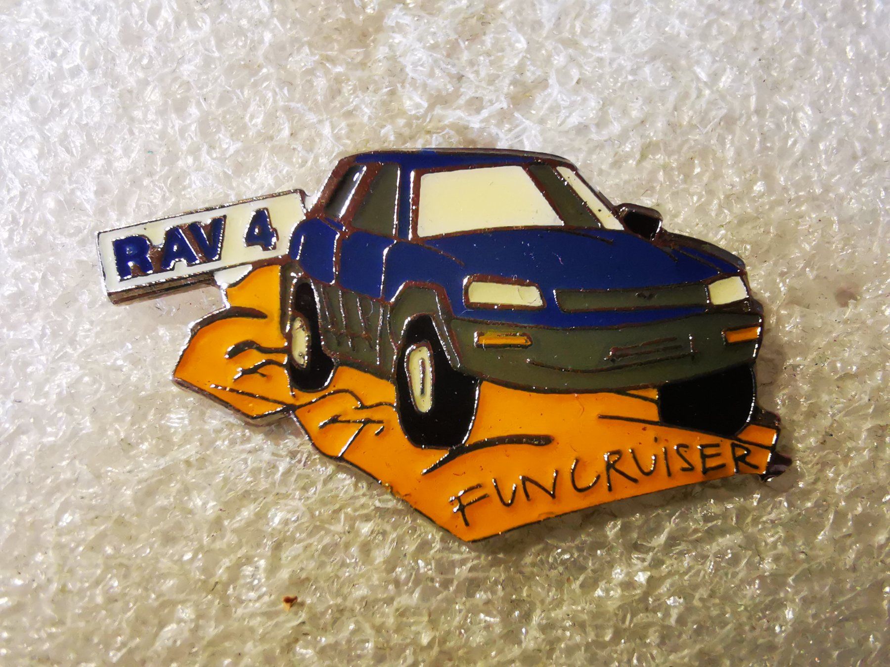 Placchette & Badge: Ansteckpin 152: Rav 4 Fun Cruiser – Usato da Oppligen venduto da Pin-Fall-Shop