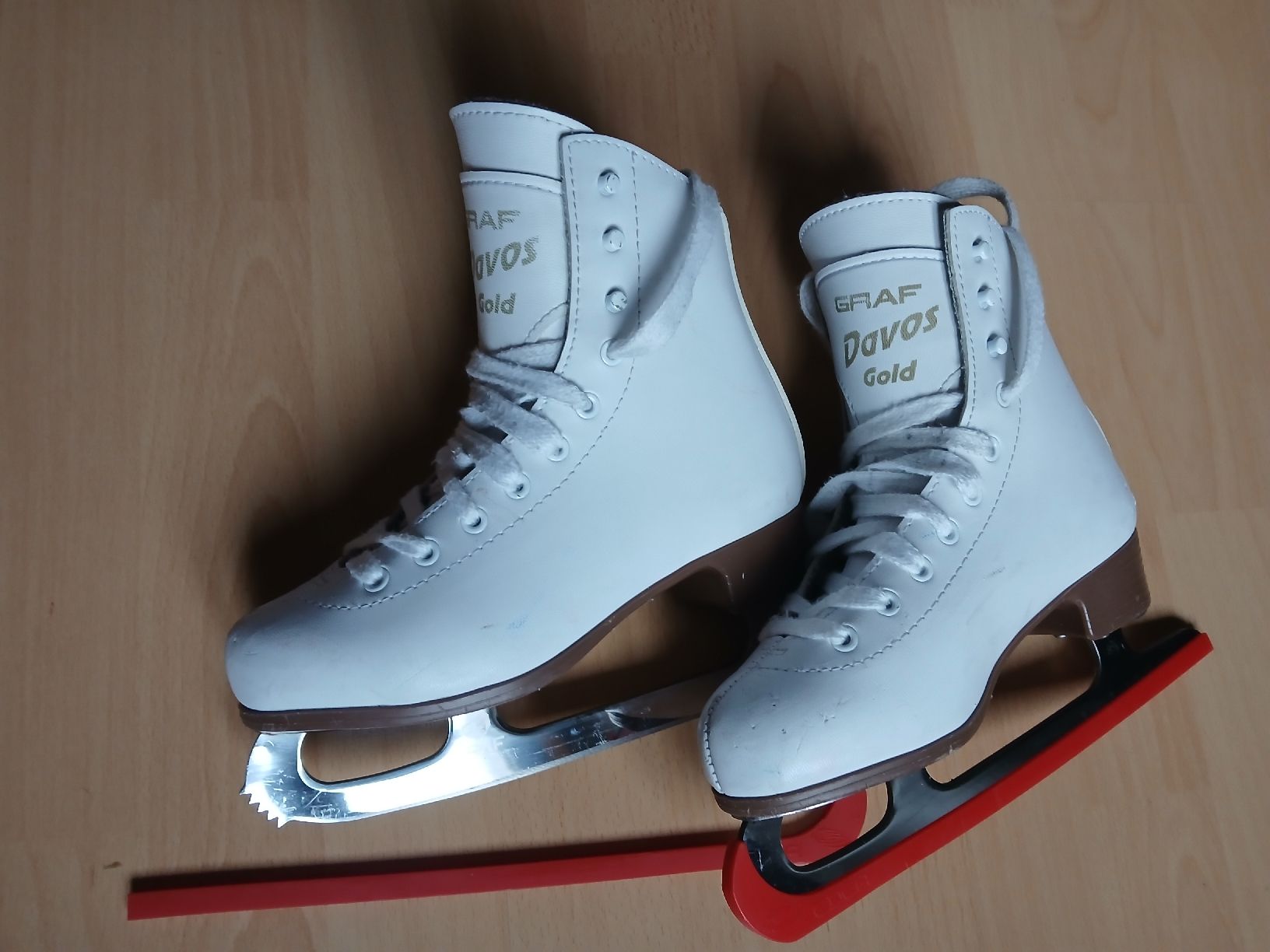 Graf Schlittschuhe: Graf Davos Gold 33 – Gebraucht aus Vauffelin von Erondez