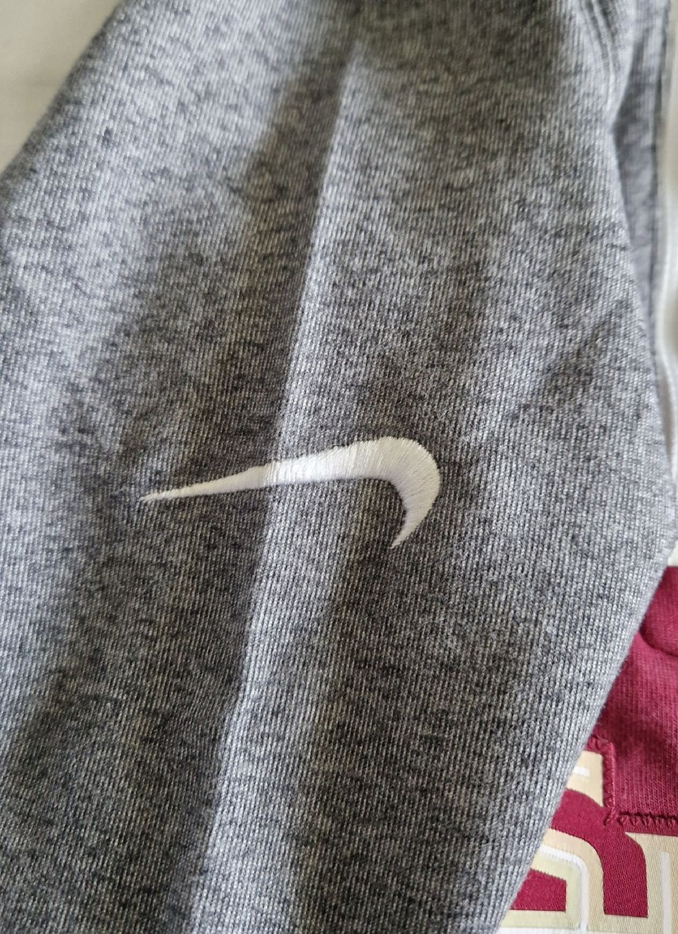 Nike Maglioni & Felpe: Nike Pullover, Grau-Weinrot, Grösse M, guter Zustand! – Usato da Glattbrugg venduto da 88LupoAlberto67 2