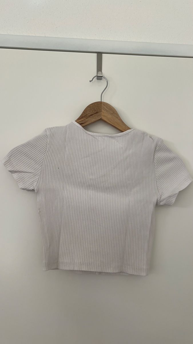 Top: Weißes Rib Crop Top – Usato da Wermatswil venduto da Jara.a.s 2