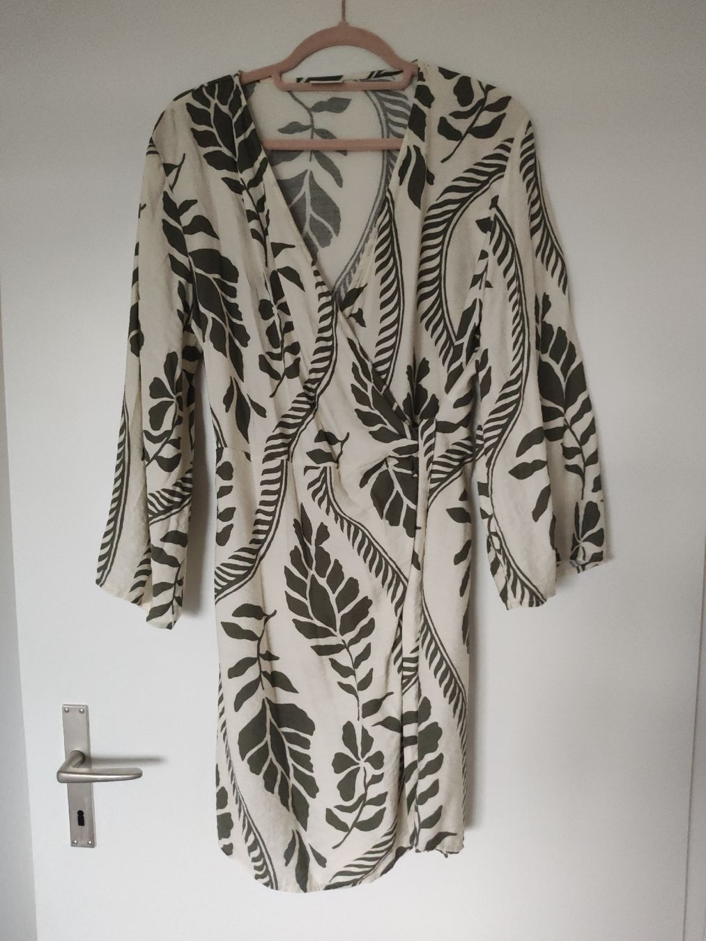 Vestiti: Wickelkleid JDY Grösse L mit Blattmuster – Nuovo (secondo la descrizione) da Pfäffikon ZH venduto da delila.bo