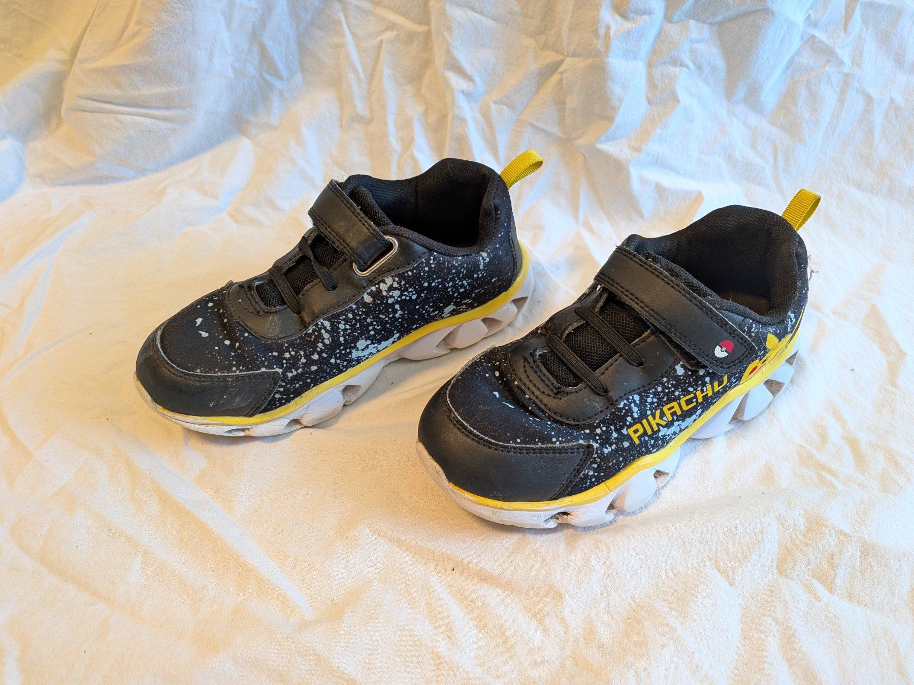 Scarpe per ragazzi: Pokémon Pikachu Sneaker Gr. 31-33 mit Licht – Usato da Winterthur venduto da in4matiker