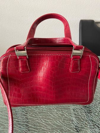 Neue schöne rote Handtasche in Reptil-Optik