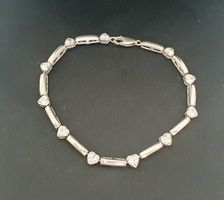 925 Silber  Armband mit  herzformige Zirkonia Steinen.