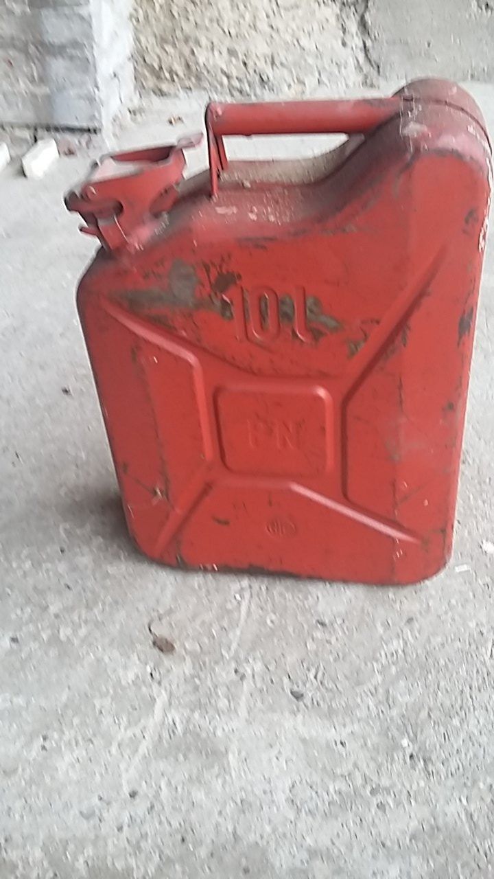Benzinkanister: AUTOMOBILE, JERRYCAN VINTAGE RED 10 L – Gebraucht aus Bussy FR von Plymouth1963 1