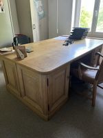 Massiver Bürotisch aus Eichenholz, Landhausstil, grosszügig.
