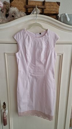 Kleid hellrosa mit Spitzenbordüre von Benetton