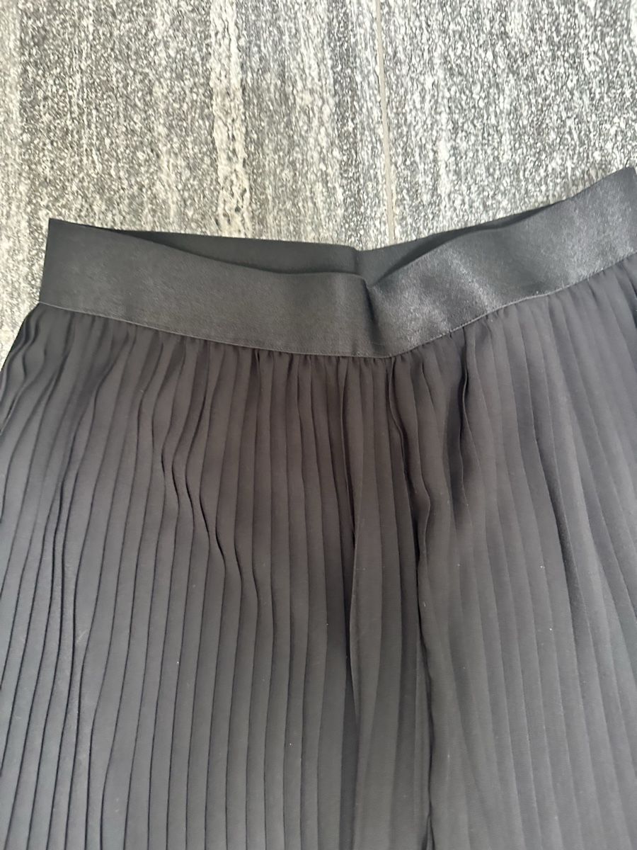 Vero Moda Pantaloni: Vero Moda Black Pleated Culottes Size S - Perfect for Spring – Usato da Sementina venduto da NinaDel 1