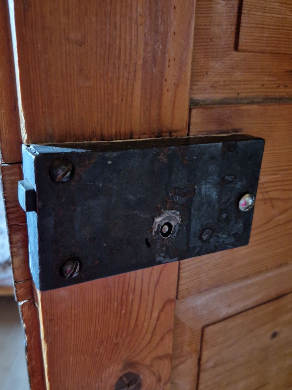 Armadi: Bauernschrank Holzschrank massiv – Usato da Lostorf venduto da kulturplatz 7