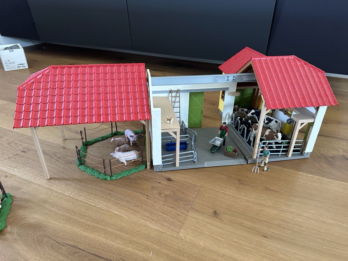 Schleich Spielzeuge: Schleich Bauernhof mit Zubehör – Gebraucht aus Baar von joro11