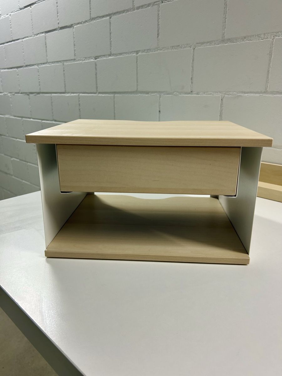 Comodini: Modern wooden bedside table with blue drawer – Nuovo (secondo la descrizione) da Zürich venduto da lud_7ztt 2