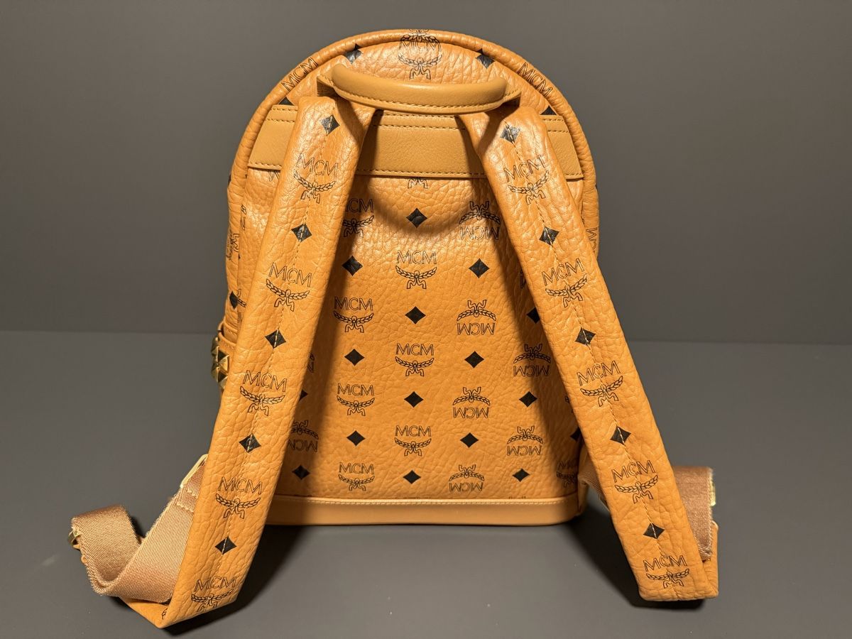 Mcm Zaini: MCM Stark Rucksack in Cognac mit Nieten – Nuovo (secondo la descrizione) da Zollikofen venduto da Danijela1983 5