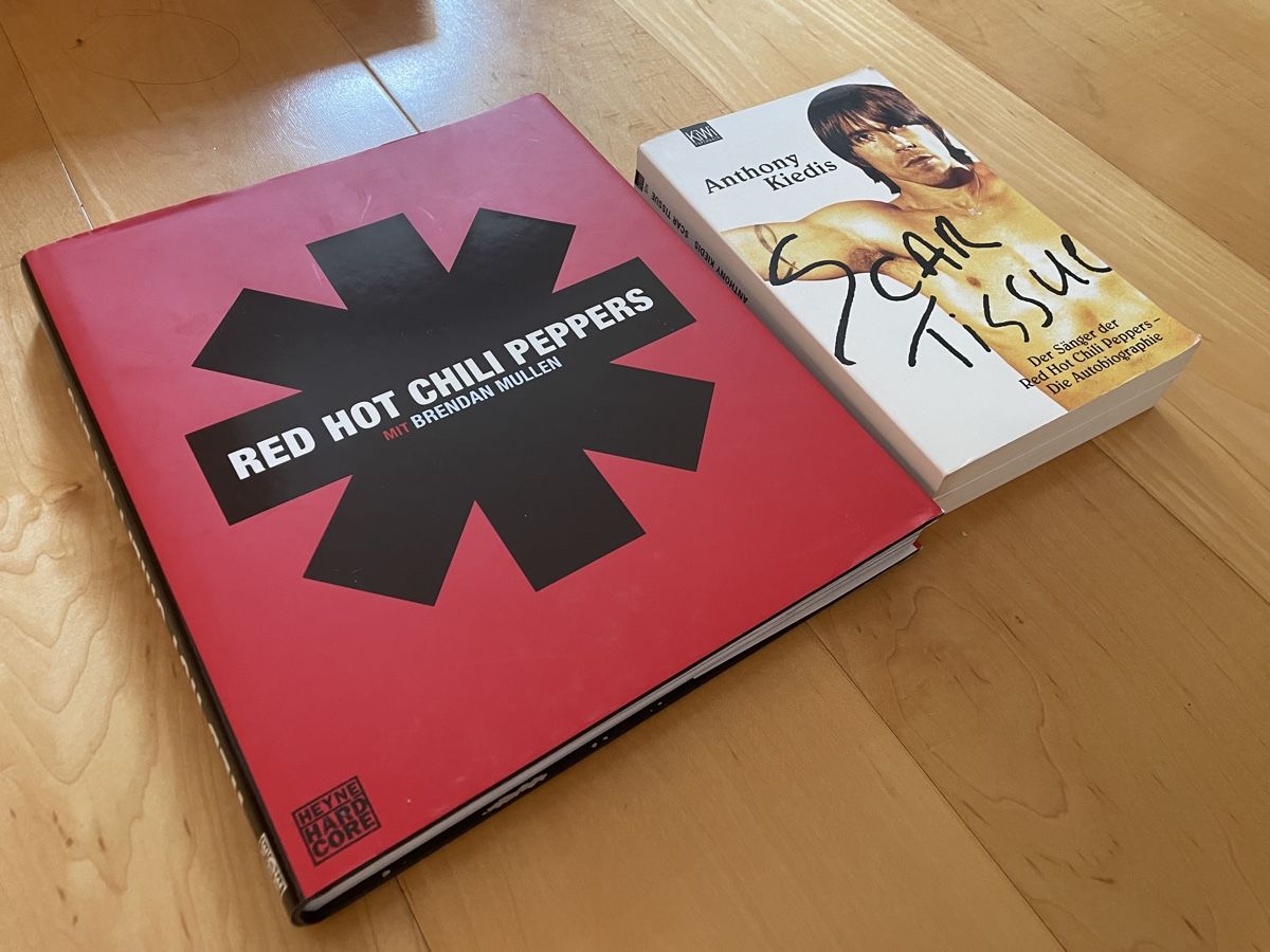 Libri: Red Hot Chili Peppers, 2 Bücher – Usato da Maienfeld venduto da formdok 3