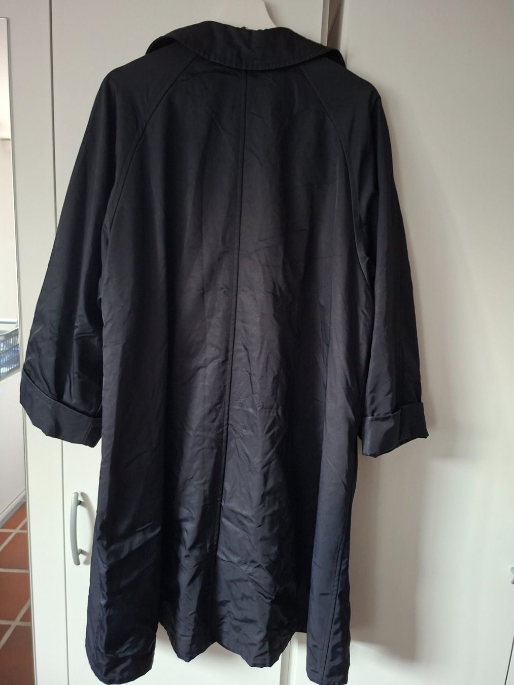 Max Mara Cappotti: Max Mara; schwarzer Regenmantel / Mantel Gr. 40 – Usato da Boniswil venduto da Totomat-Lady 9