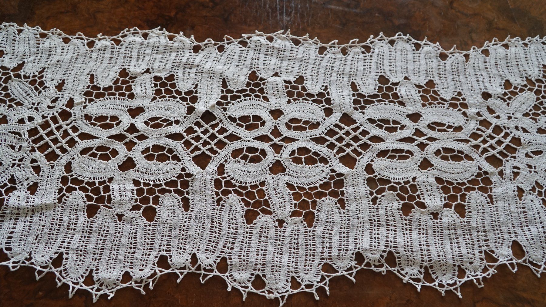 Altra biancheria da tavola: Klöppelspitze Läufer 92x40cm – Usato da Bern venduto da Antikbatik