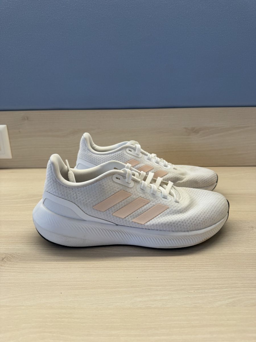 Adidas Chaussures femmes: Adidas Running Shoes Cloudfoam White – D'occasion à Clarens par Ian_calvin
