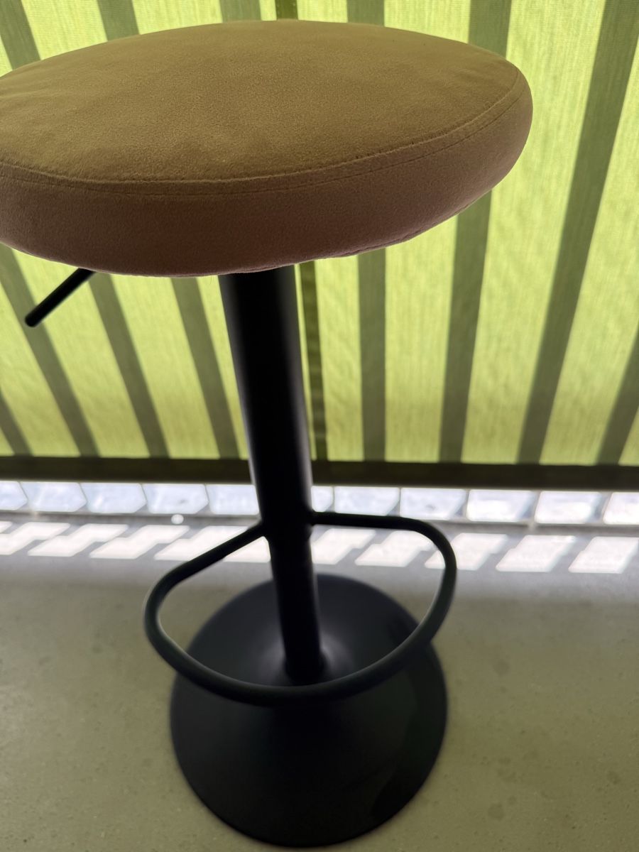 Tabourets: Adjustable Bar Stool, PinkSeat, Black Base, Great Condition! – D'occasion à Zürich par wil_2sm9 2