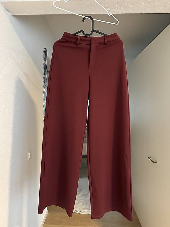 Pantaloni: Bordeauxrote Stoffhose, Gr. 36 – Usato da Tübach venduto da AldinaHuskic